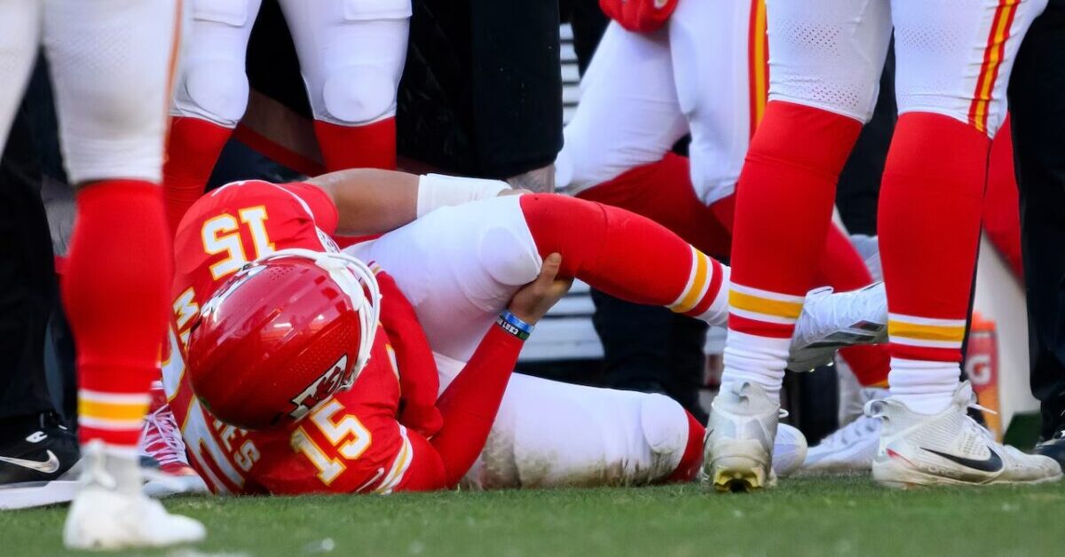 Mahomes’ knee injury ends Chiefs’ playoff hopes