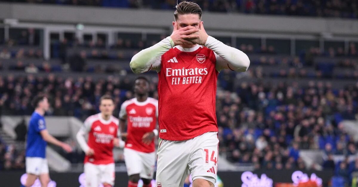 Gyökeres penalty sends Arsenal top at Christmas