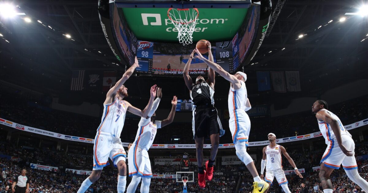 Spurs stun champs again: Fox drops 29 on Christmas